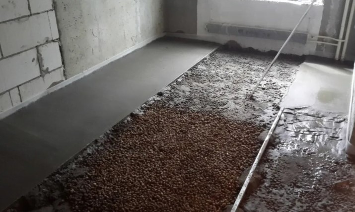 Как заливают сухую стяжку пола в квартире