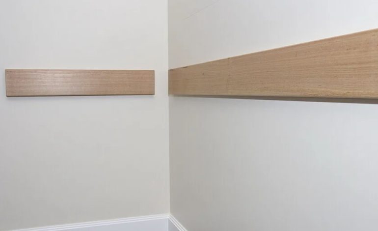 Преимущества отбойной доски из ДСП для защиты стен