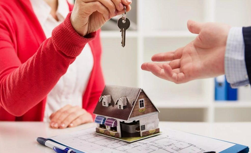 Компенсировать стоимость квартир покупателям предлагают из фонда риелторов .