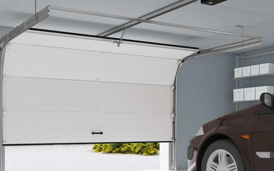 Подъемные секционные ворота: как выбрать модель, которая прослужит десятилетия